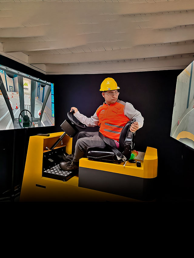 Estudiante INACEX en simulador Caterpillar de clase mundial